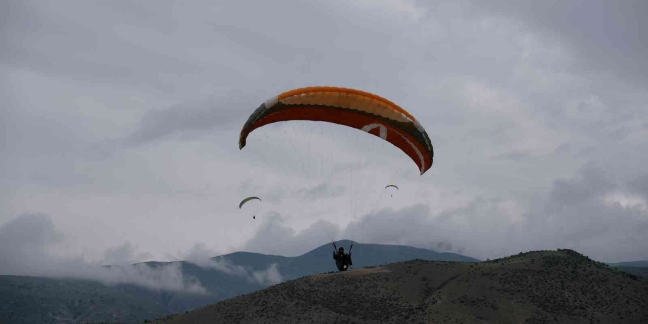 Erzincan’da Yamaç Paraşütü Hedef Şampiyonası