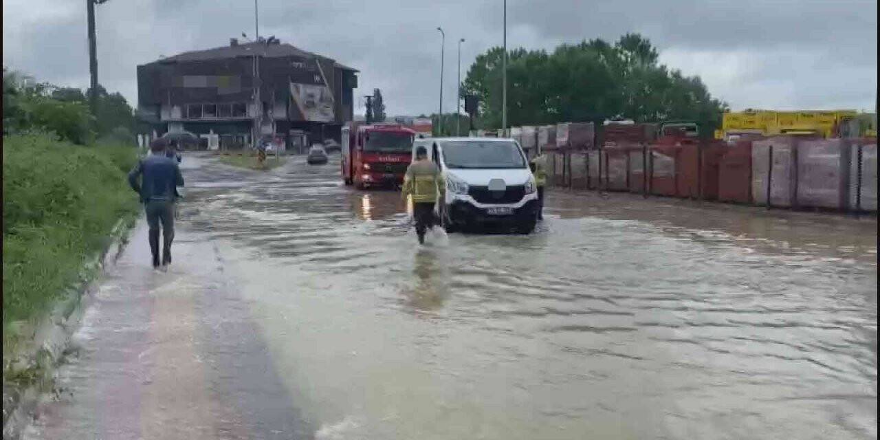 Minibüs sürücüsü dakikalarca suyun içinde bekledi