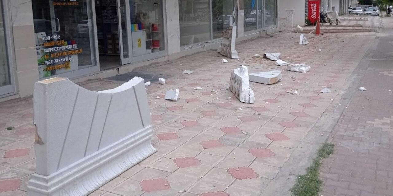 Binanın dış cephe kaplamaları rüzgara dayanamadı