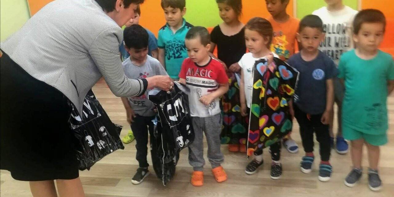 Sinan Köylü çocuklara oyuncak sürprizi