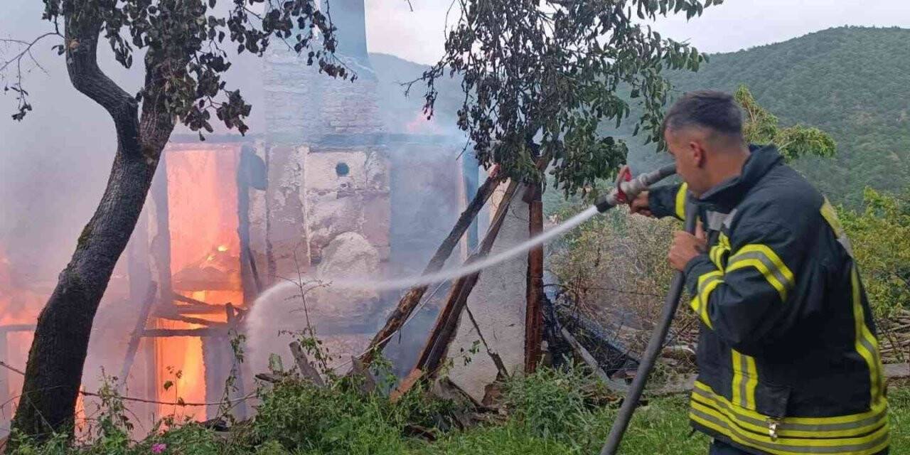 İki katlı ahşap ev alevlere teslim oldu