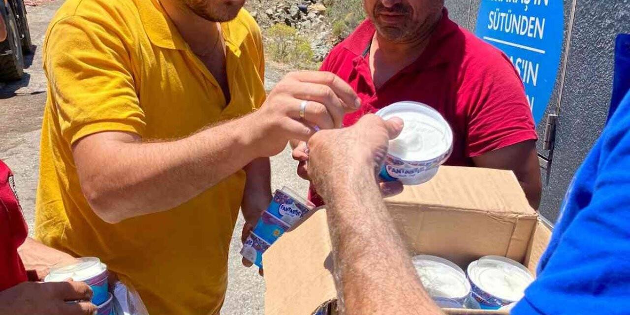 Marmaris’te yangın söndürme ekiplerine Maraş dondurması ikram edildi
