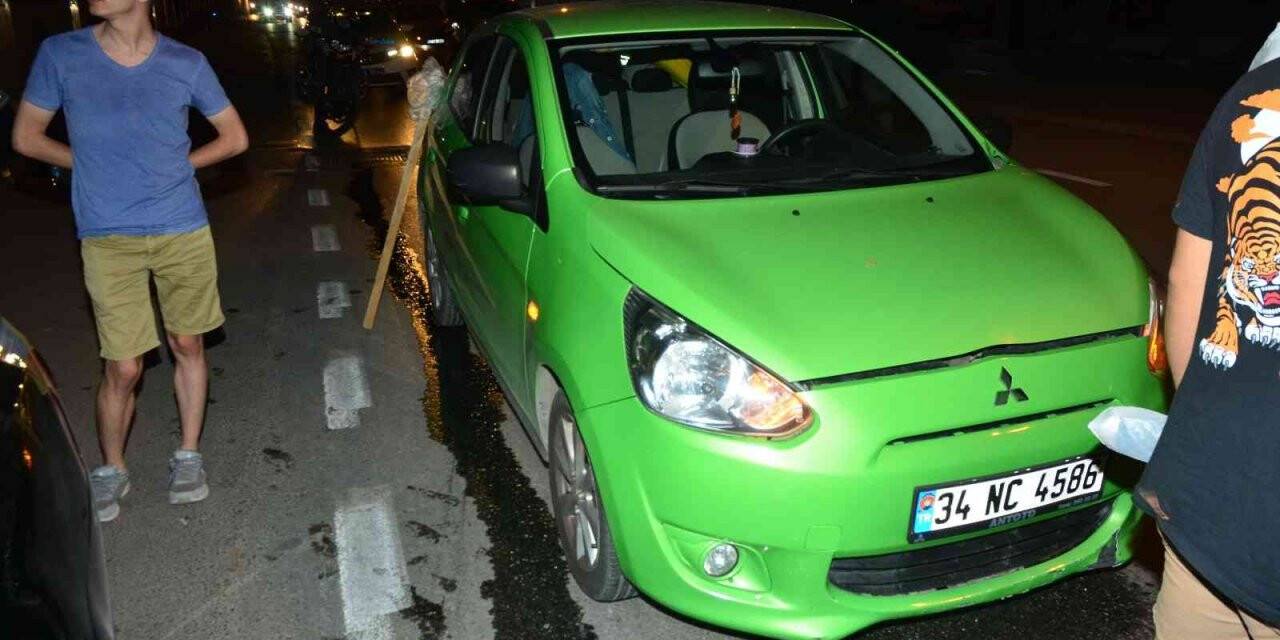 Cadde üzerinde kavga edenlere otomobil çarptı: 1 yaralı