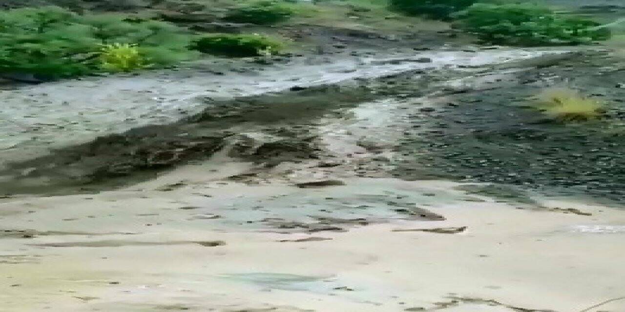 Elazığ’da dere taştı, köy yolu çöktü