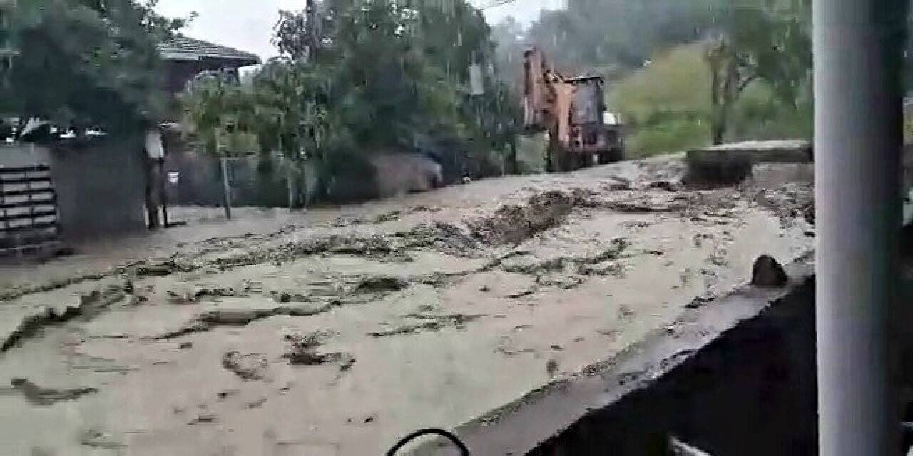 Karabük’te taşan dereler evler için tehlike oluşturuyor