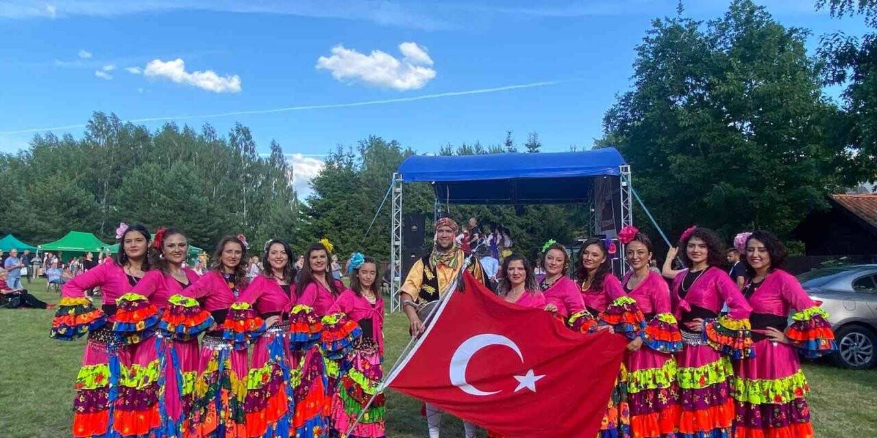 Türk folklorcular Polonya’da büyük ilgi gördü