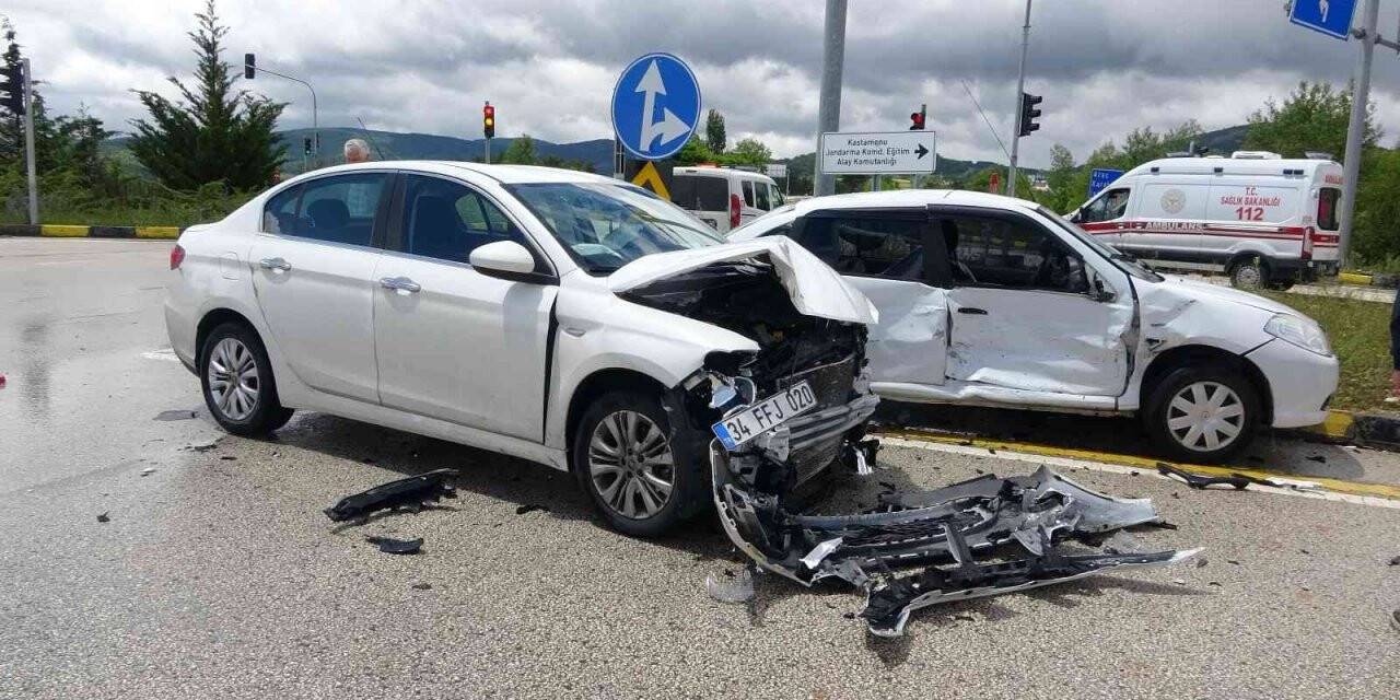 Kavşakta kazalar art arda geldi: 4 yaralı