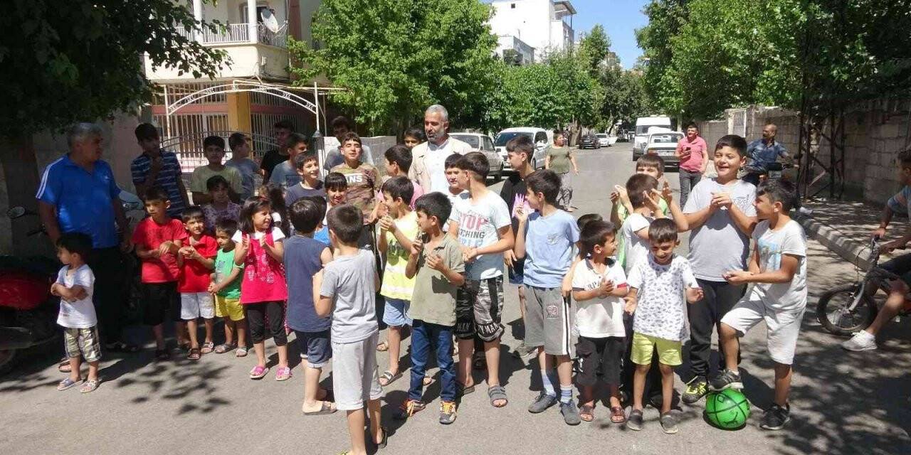 Çocuklar yolu kapatarak yöneticilerinden semt sahası istedi