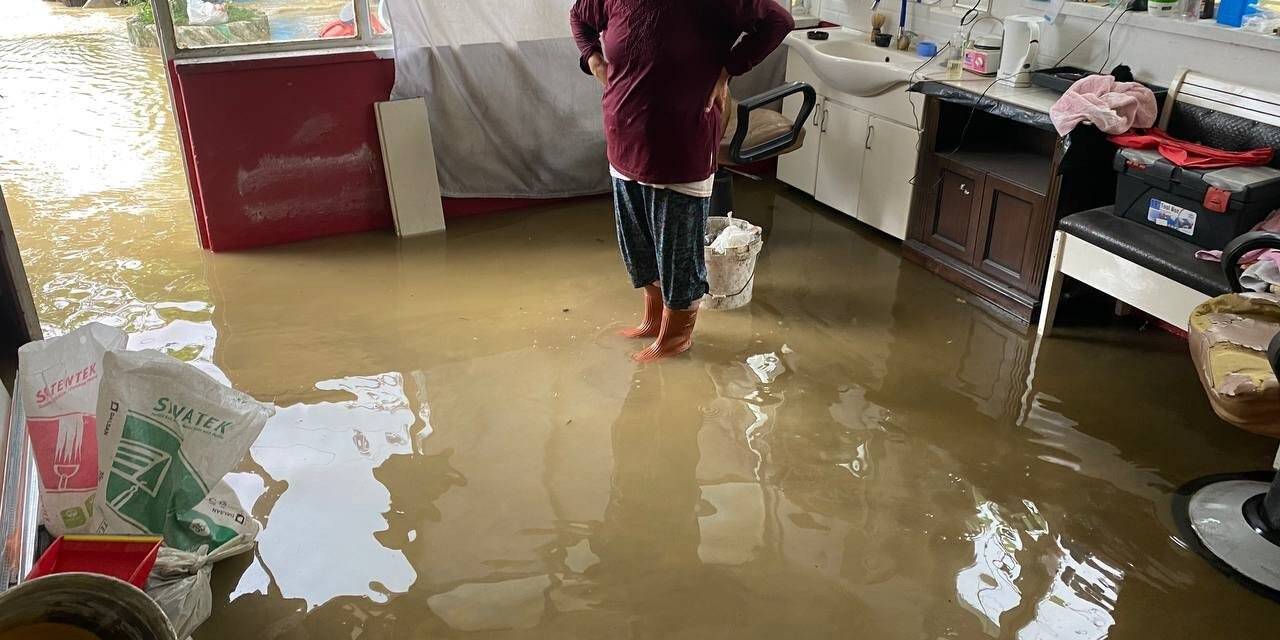Bartın’da sağanak sonrası dereler taştı, yollar göle döndü