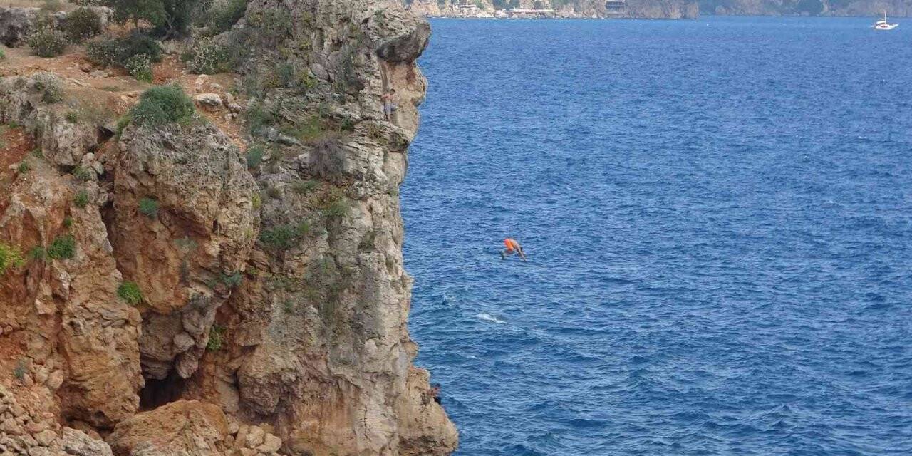 30 metrelik falezlerden denize ölümüne atlayış