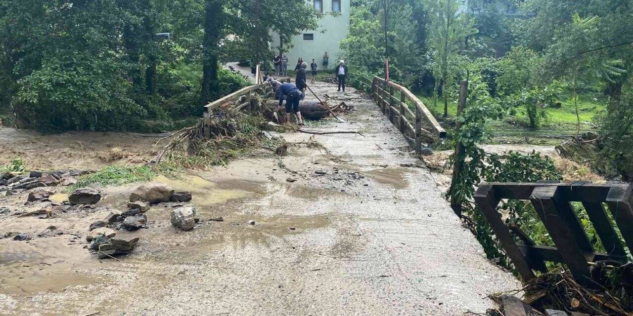Yoğun yağış nedeniyle yedi emin deposunda araçlar suya gömüldü