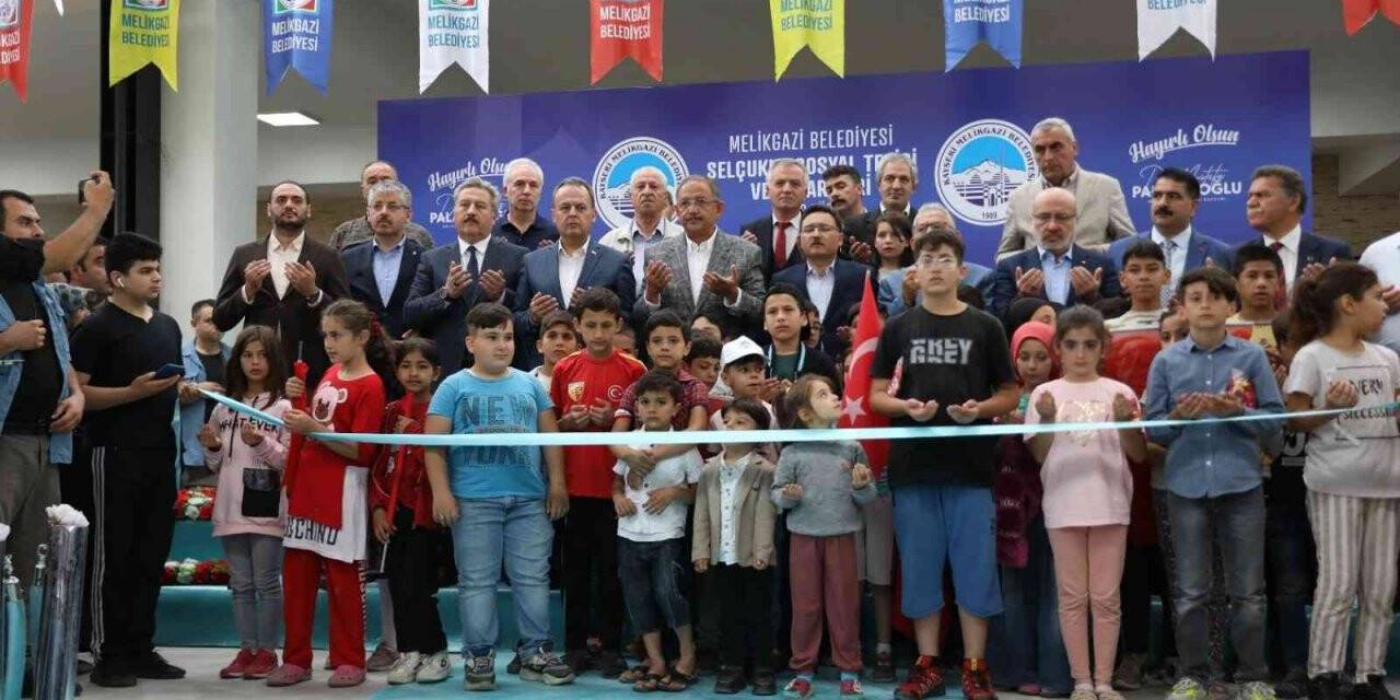 Selçuklu Mahallesi’nde pazar yeri ve sosyal tesisin açılışı yapıldı