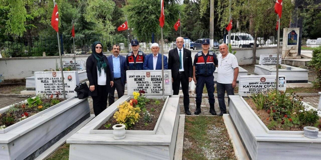 Şehit uzman çavuş kabri başında anıldı