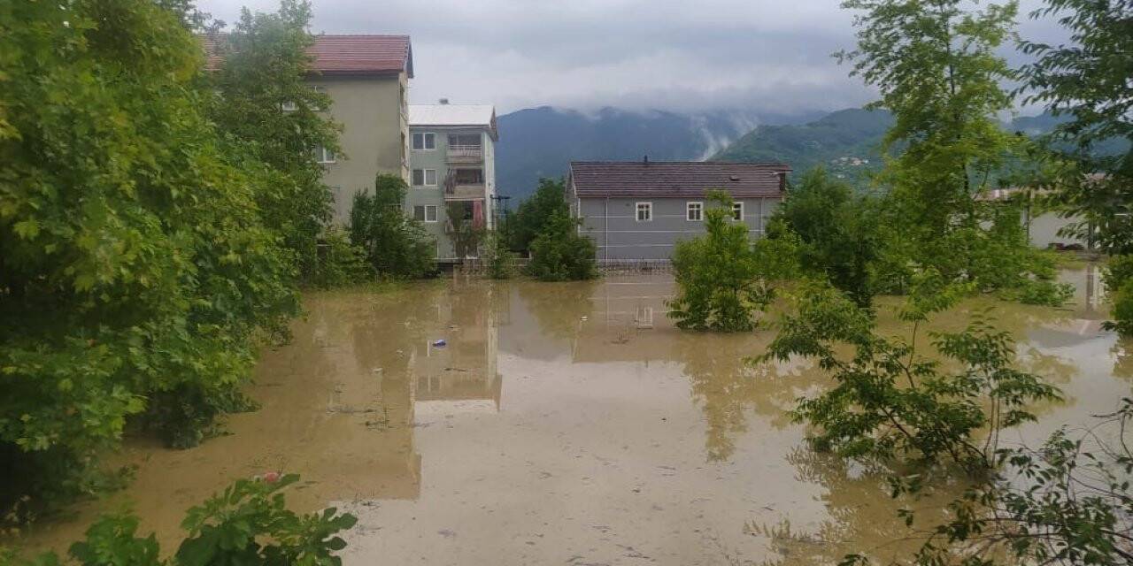 Çökme tehlikesiyle karşı karşıya kalan köprü trafiğe kapatıldı