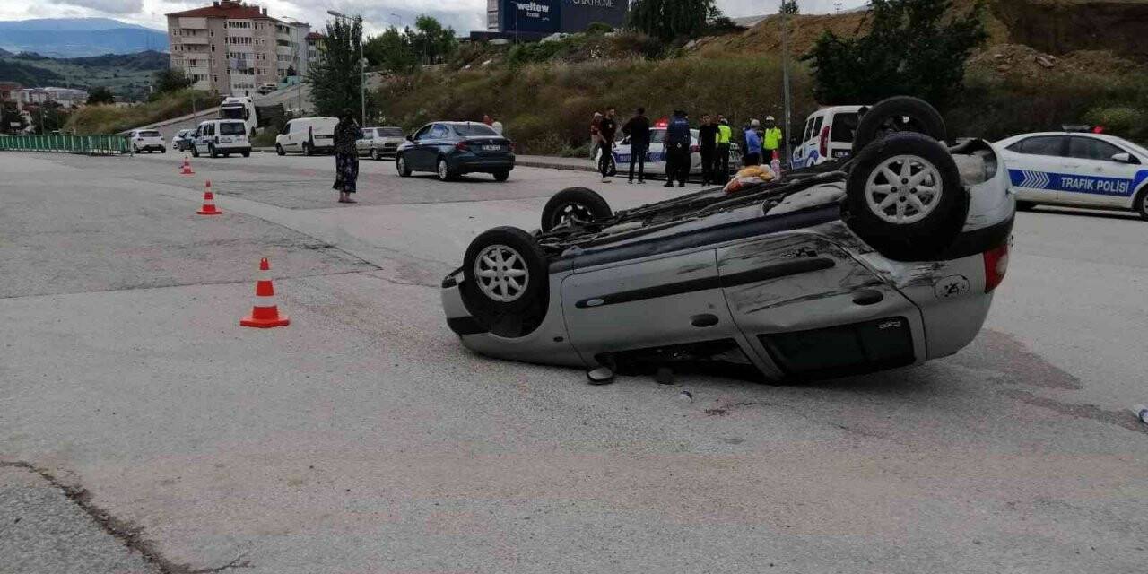 Hafif ticari araçla çarpışan otomobil ters döndü: 2 yaralı