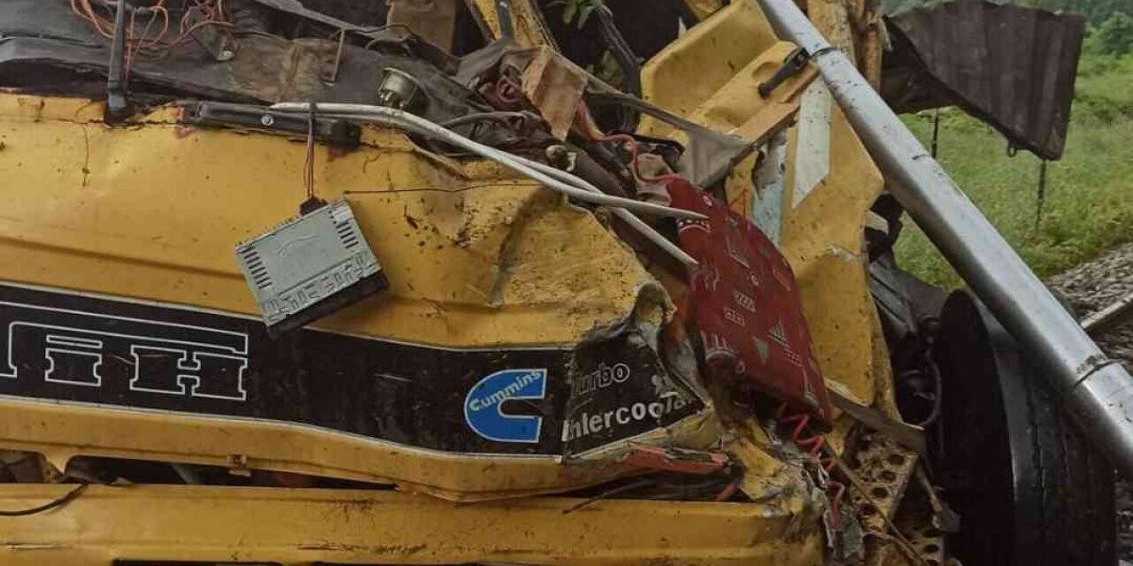 Kamyon 30 metre yükseklikten demir yoluna düştü: 2 ölü, 2 yaralı