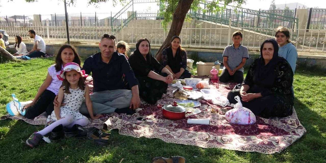 Güneşli havayı fırsat bilen Yüksekovalılar parklara akın etti