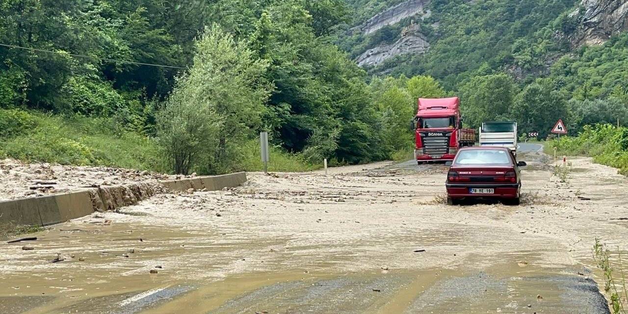 Ormandan gelen su karayolunu taş ve çamur içerisinde bıraktı