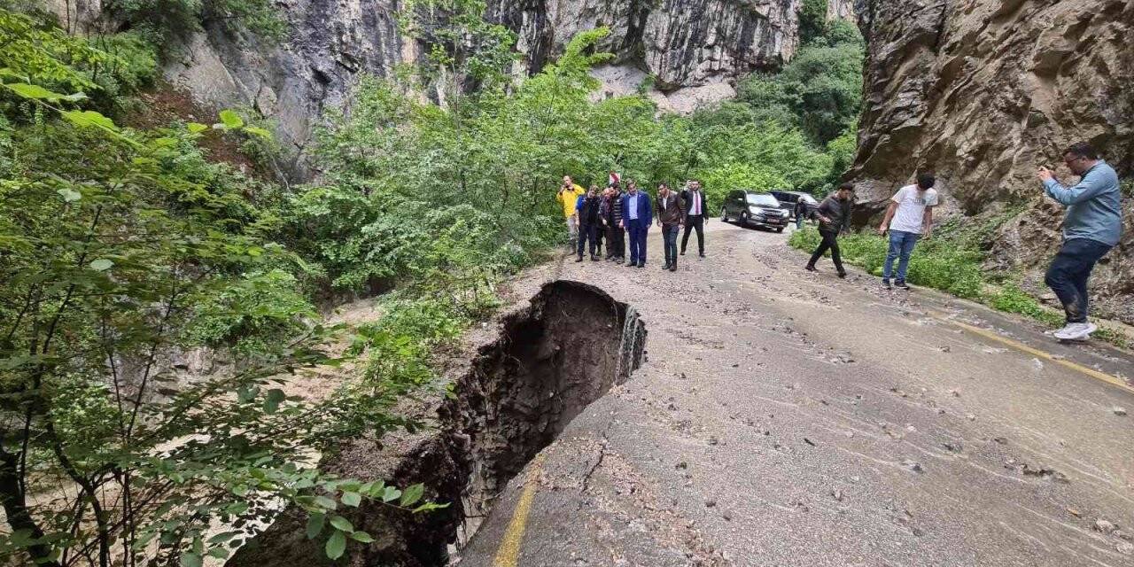 Kanyondaki suyun debisi yükseldi, yol çöktü