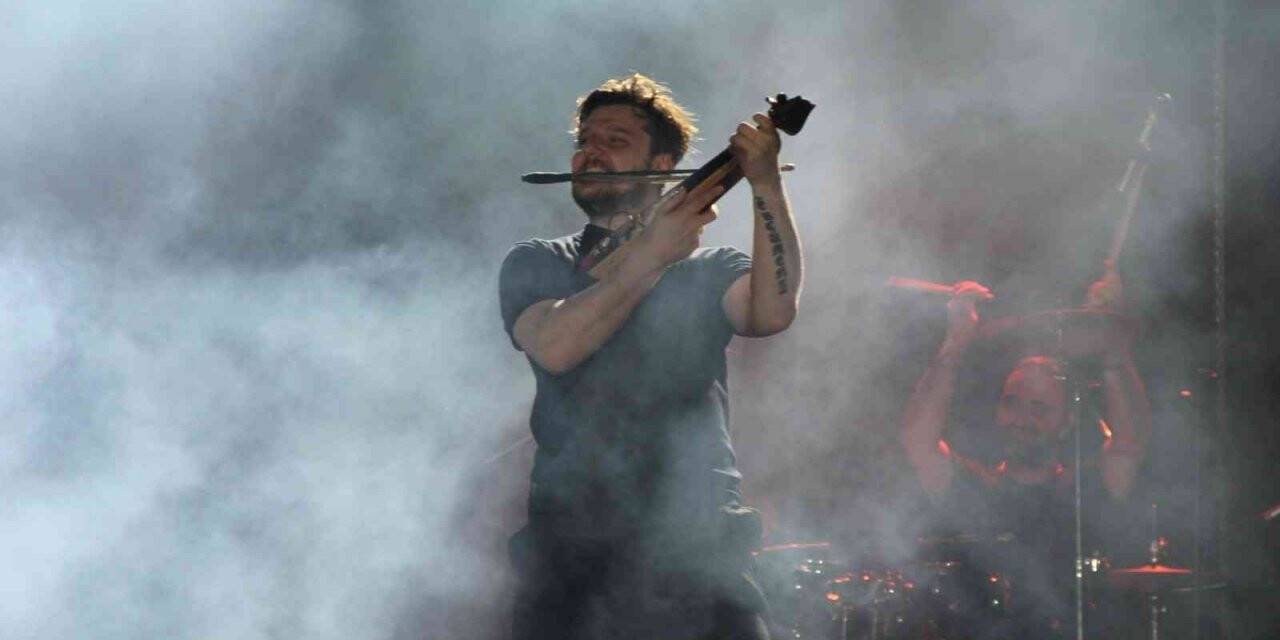 Sevilen sanatçısı Ekin Uzunlar, Zonguldak’ta konser verdi