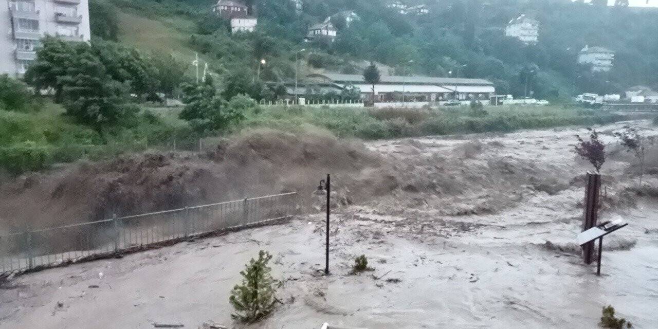Derelerin taşma riskine karşı iş yerlerinin açılmaması ve alt katta oturanların üst katları çıkması istendi