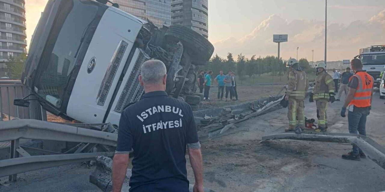 Meyve yüklü kamyon arızalanan İETT otobüsüne çarptı