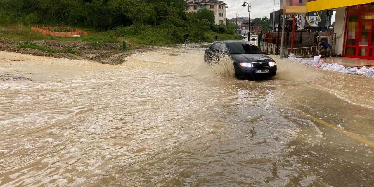 Bartın’da sağanak yeniden etkili oluyor, esnaf çuvallarla önlem almaya çalıştı