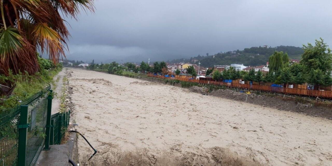 Türkeli’de dere taştı, evler sular altında kaldı, geçici köprüler ulaşıma kapandı