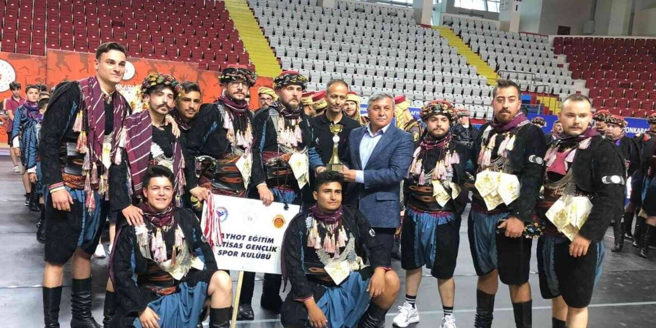 Altıntaş halk oyunları ekipleri gençlerde ve büyüklerde bölge ikincisi