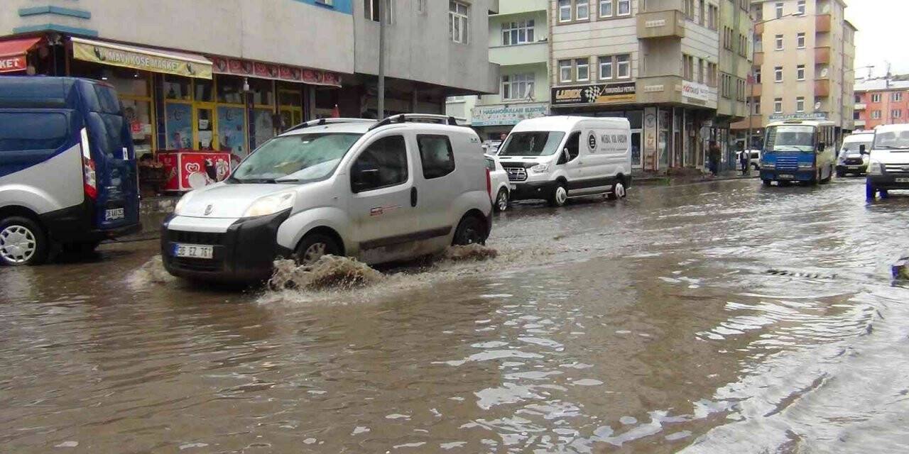Kars’ta caddeler göle döndü