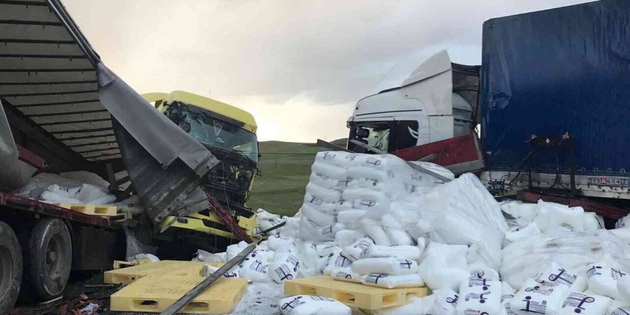 Horasan’da iki tır kafa kafaya çarpıştı