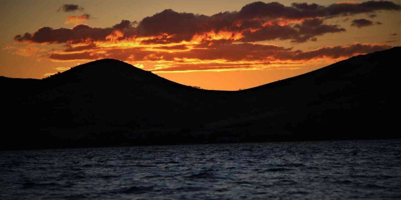 Hazar Gölü’nde günbatımı kartpostallık görüntüler oluşturdu