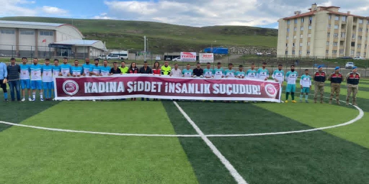 Futbol müsabakasında, Jandarmadan ’Kadına Şiddete Hayır’ pankartı