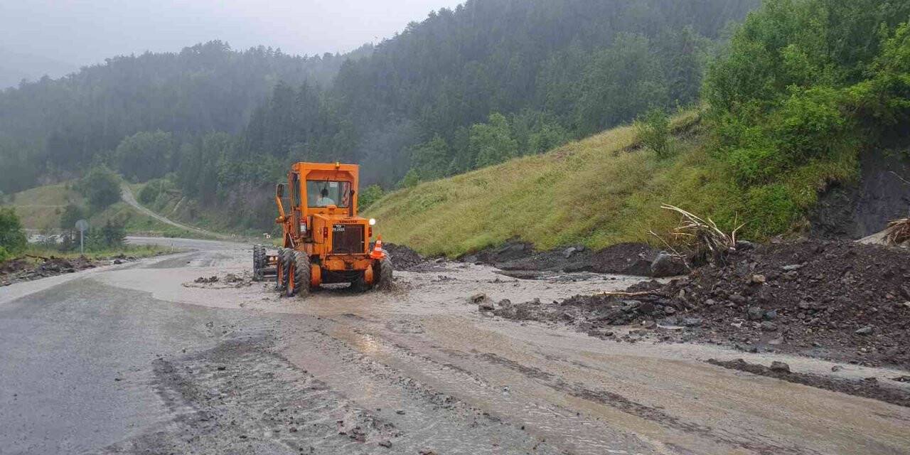 Kastamonu’da heyelan nedeniyle yollar trafiğe kapatıldı