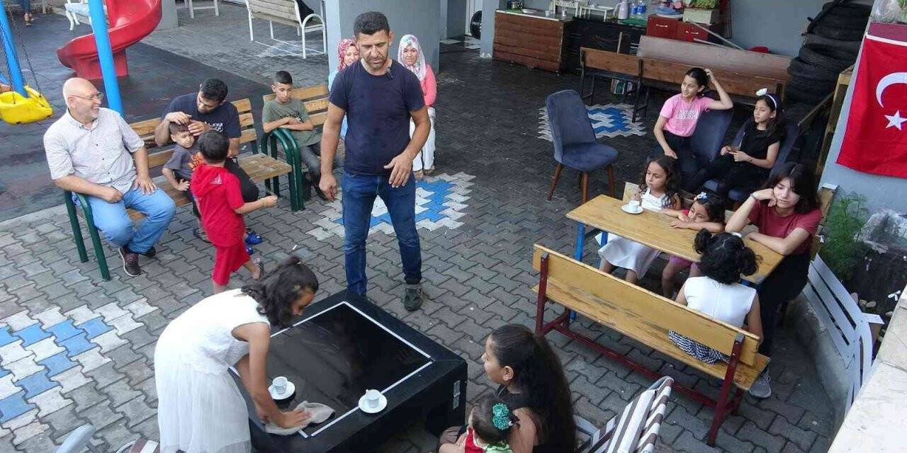 Hatay’da çocuklara iyiliği tiyatro ile öğretiyor