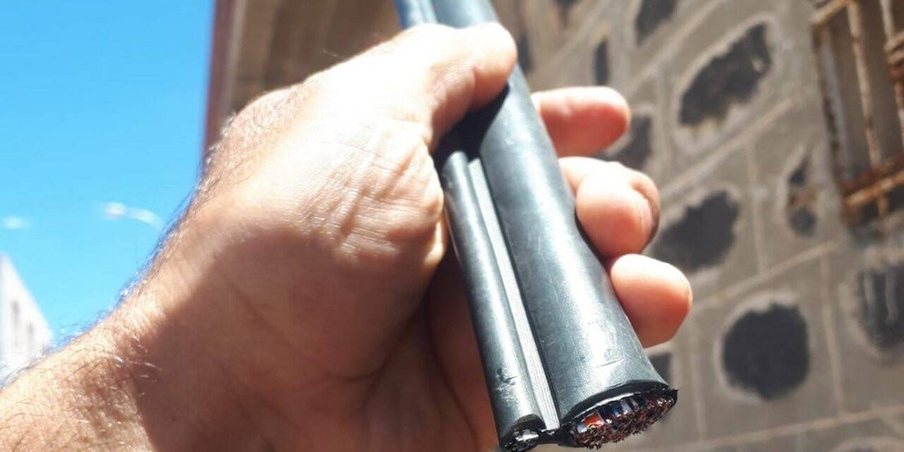 Siverek’te kablo hırsızları mahalle sakinlerini internetsiz bıraktı
