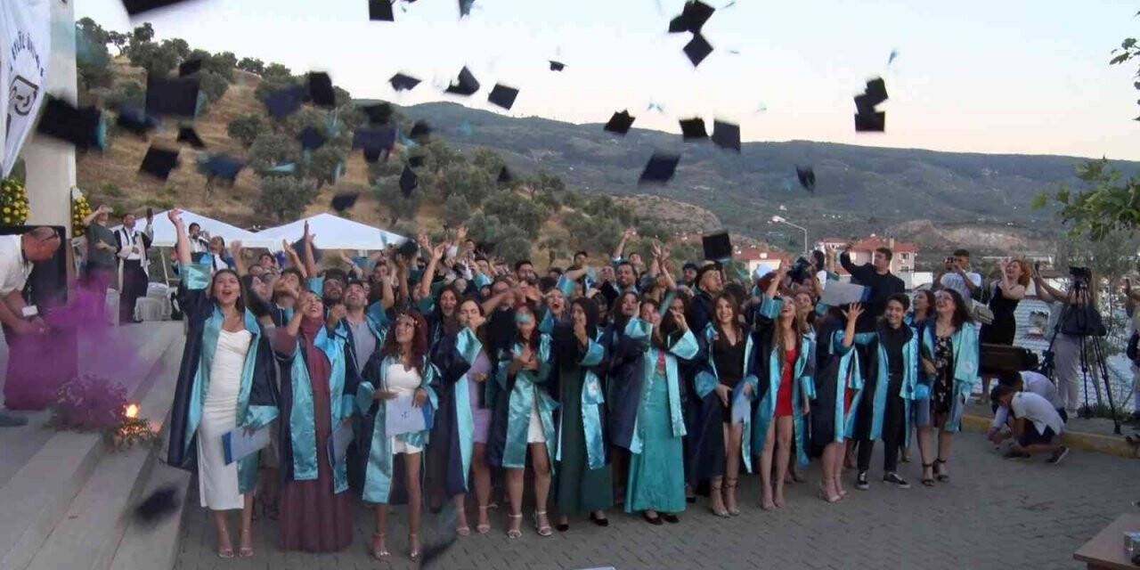 DEÜ Efes Meslek Yüksekokulunda mezuniyet heyecanı