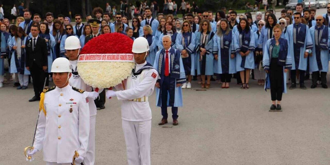 Gazi Üniversitesi Diş Hekimliği Fakültesi’nin mezunları Ata’nın huzurunda