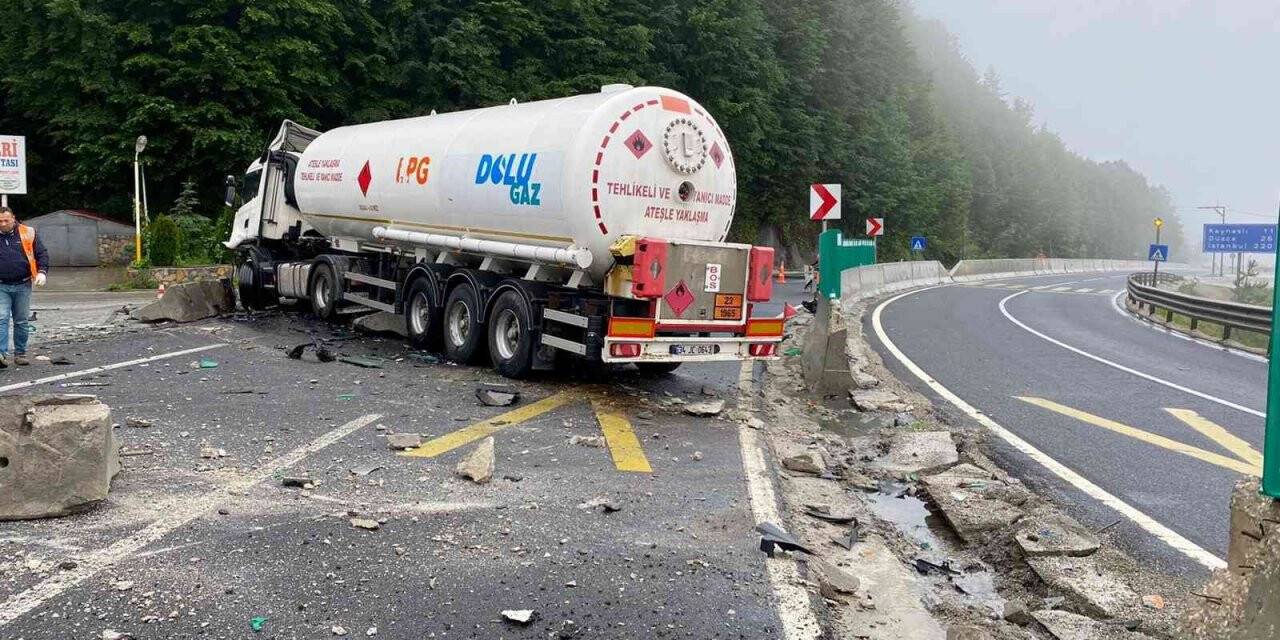 Yoldan çıkan tanker karşı şeride geçti, yol trafiğe kapandı