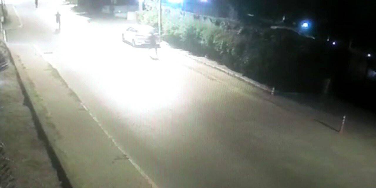 Eyüpsultan’da lüks otomobilin farını çalan hırsızlar yakalandı