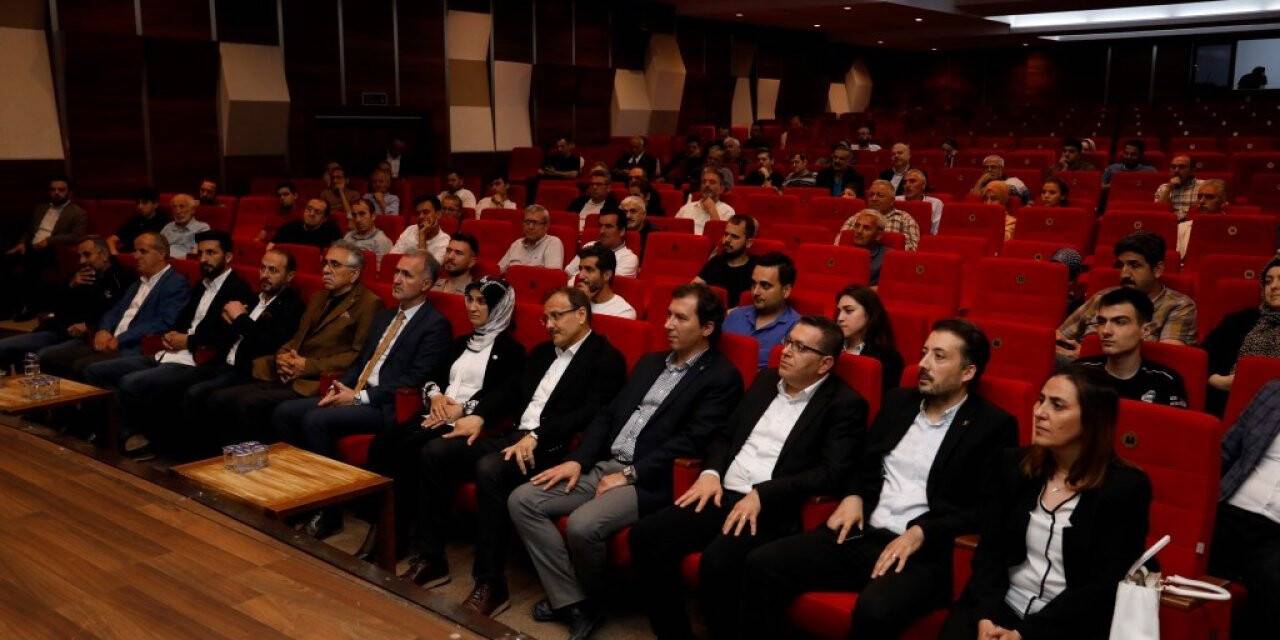 İnegöl’de ‘Ekonomi ve Dış Politikada Neler Oluyor’ semineri