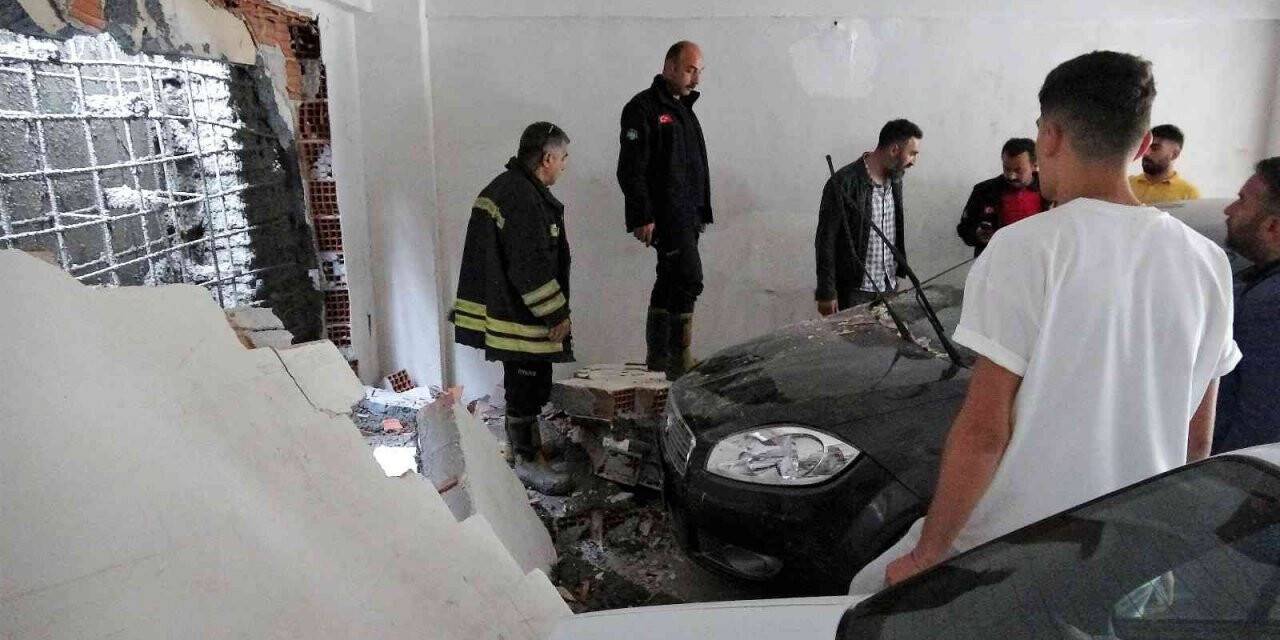 Yeni aldığı otomobilin üzerine duvar devrildi