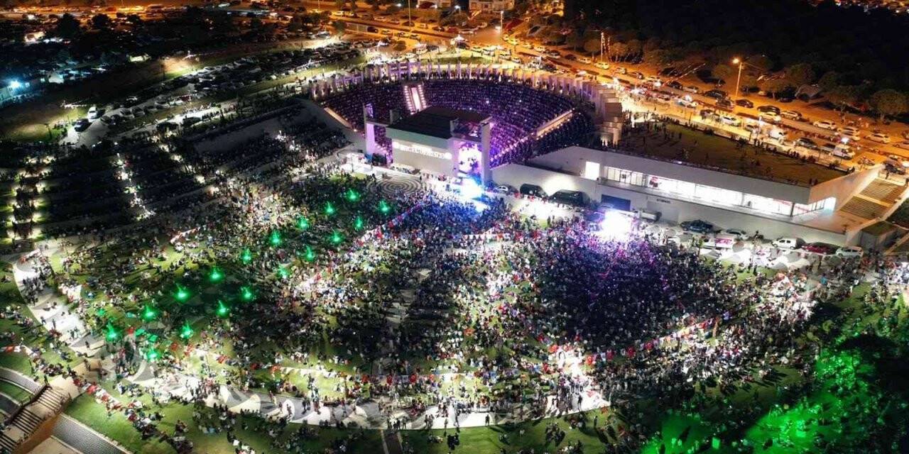 Didim Amfi Tiyatro’daki konser ilgiyle izlendi