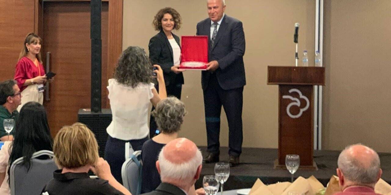 Başkan Atay’a özel ödül