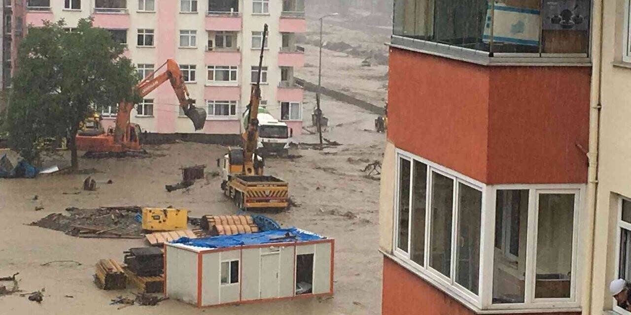 Geçen sene sel felaketinin yaşandığı Bozkurt’ta Ezine Çayı yeniden taştı