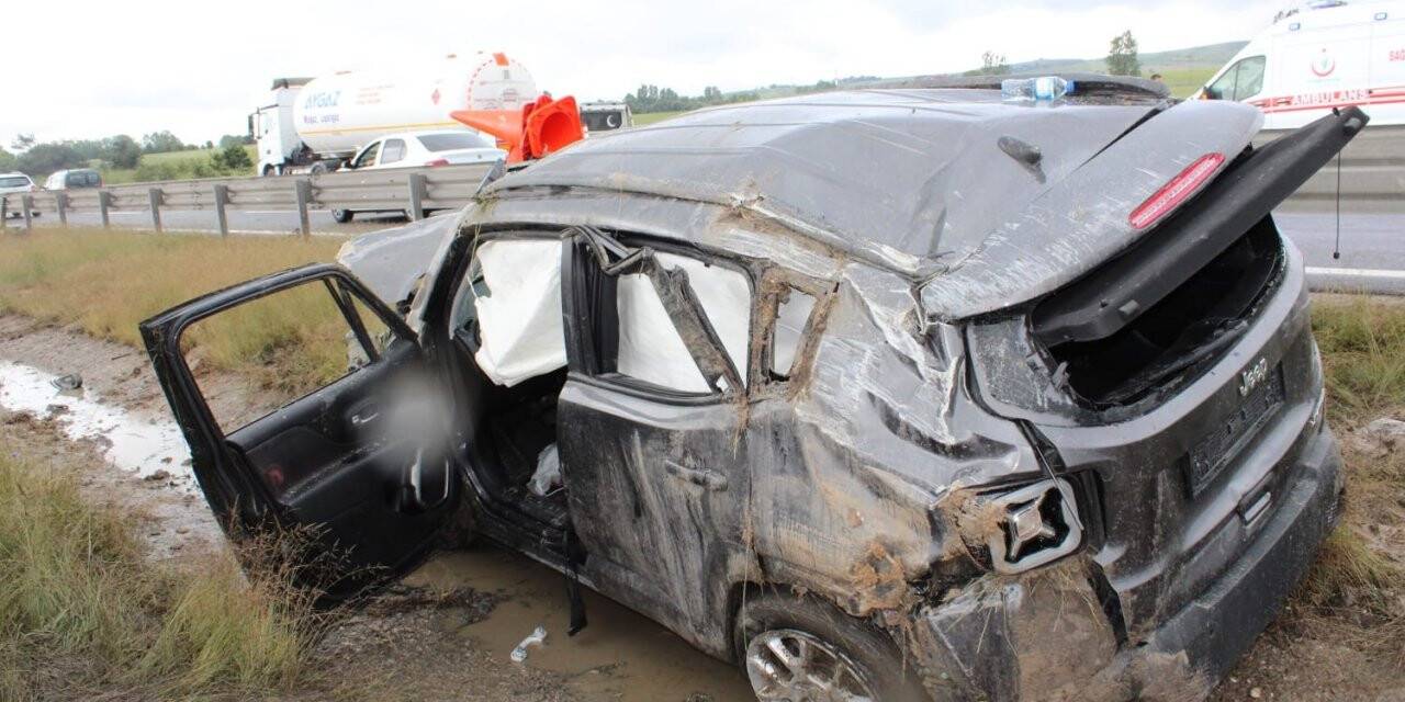 TEM’de takla atan lüks cip hurdaya döndü: 6 yaralı