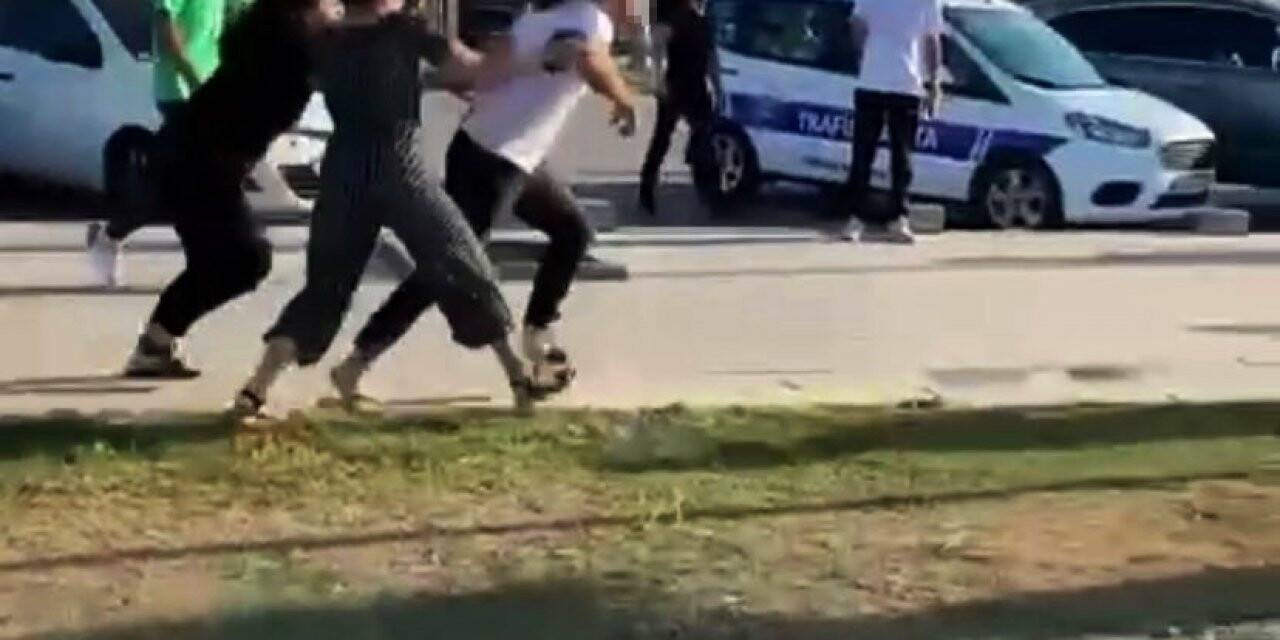 Zabıtaya tekme tokat saldırdılar