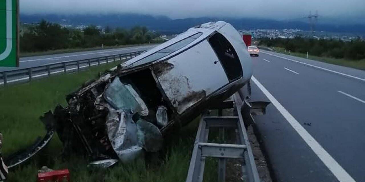 TEM’de takla atan otomobil bariyerde asılı kaldı: 3 yaralı