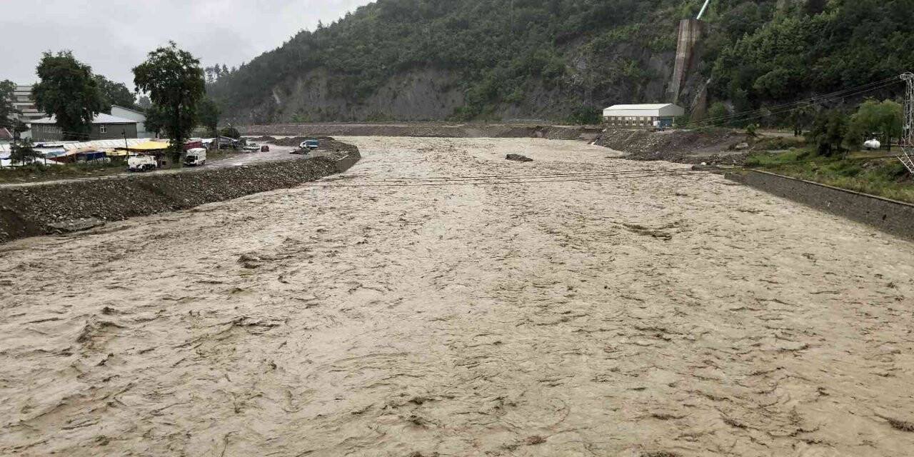 Ayancık’ta dere yatağı seviyesi kritik seviyelere yükseldi