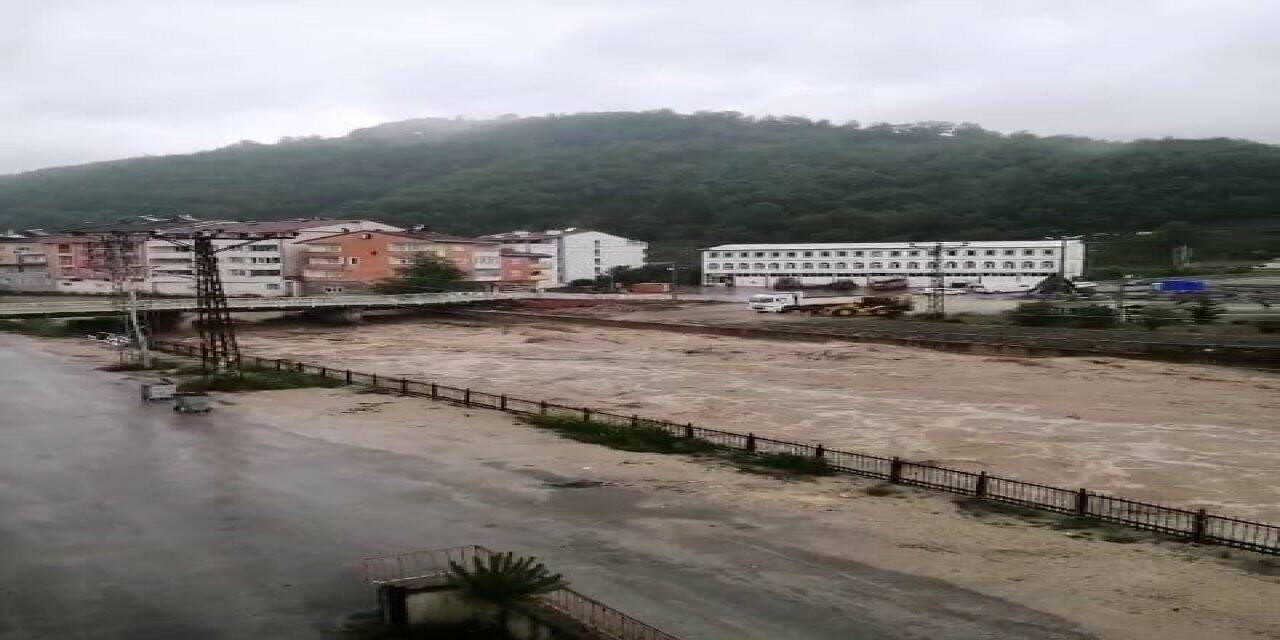 İlçeyi birbirine bağlayan köprü sel sularıyla yıkıldı